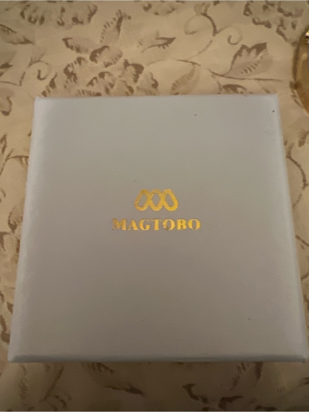 MAGTOBO Gold Tone Magnetic Bag Holder Bracelet | Clover Luxe Accessory ~ NWOT - Picture 4 of 4